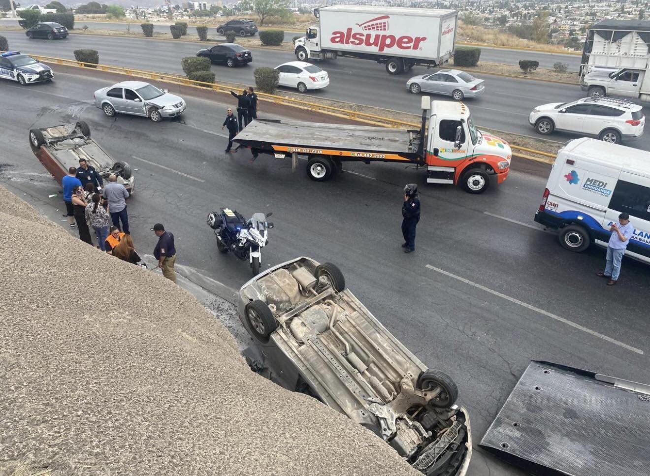 Derrame de Diésel causa volcadura de dos vehículos en el Periférico de ...